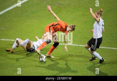 Da sinistra a destra Sophia KLEINHERNE (GER), Vivianne MIEDEMI (NED), Alexandra POPP (GER) azione, duelli, donne di calcio Laenderspiel, mini-torneo - tre Nazioni. Un obiettivo, Paesi Bassi (NED) - Germania (GER) 2: 1, il 24 febbraio 2021 a Venlo/Paesi Bassi. ¬ | utilizzo in tutto il mondo Foto Stock