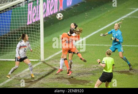 Danielle VAN DE DONK (NED/No 10) testa la palla il gol a 2: 1, contro sinistra a destra Sophia KLEINHERNE (GER), Sara DOORSOUN (GER), goalhueterin/goalwart Merle FROHMS (GER), header, azione, Soccer gioco internazionale donne, mini-torneo - tre Nazioni. Un obiettivo, Paesi Bassi (NED) - Germania (GER), il 24 febbraio 2021 a Venlo/Paesi Bassi. ¬ | utilizzo in tutto il mondo Foto Stock