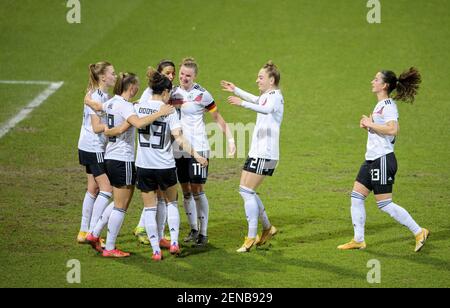 Giubilazione GER a Laura FREIGANG (GER) dopo il suo obiettivo a 1: 1, da sinistra a destra Laura FREIGANG (GER), Klara BUEHL (Bvºhl, GER), Dzsenifer MAROZSAN (GER), Alexandra POPP (GER), Sophia KLEINHERNE (GER), Sara DAEBRITZ (Dvssbritz, GER), donne di calcio Laenderspiel, mini-torneo - tre Nazioni. Un obiettivo, Paesi Bassi (NED) - Germania (GER), il 24 febbraio 2021 a Venlo/Paesi Bassi. ¬ | utilizzo in tutto il mondo Foto Stock