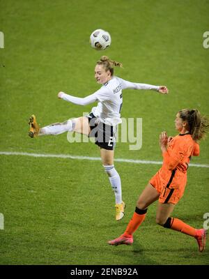Sophia KLEINHERNE 1 (GER) nel duello contro Lieke MARTENS (NED) m azione, duelli, calcio Laderspiel donne, mini-torneo - tre Nazioni. Un obiettivo, Paesi Bassi (NED) - Germania (GER) 2: 1, il 24 febbraio 2021 a Venlo/Paesi Bassi. ¬ | utilizzo in tutto il mondo Foto Stock