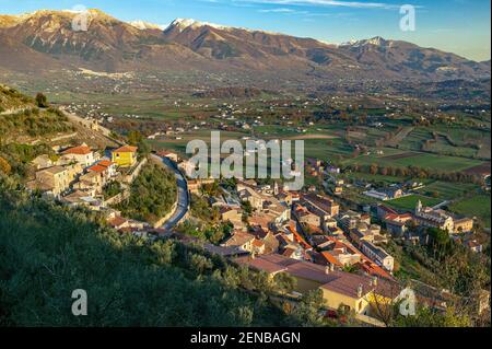 Vista dall'alto del paese di Alvito nella valle del Comino nel Parco Nazionale d'Abruzzo, Lazio e Molise. Provincia di Frosinone, Lazio, Italia, Europa Foto Stock