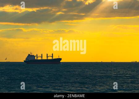 Nave portarinfuse e raggi solari. Foto di sfondo del trasporto. Informazioni generali sulla spedizione. Foto Stock