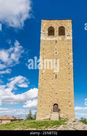 La Torre Civica di San Leo, Rimini, in una giornata di sole Foto Stock