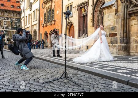 Praga, Repubblica Ceca - 20 gennaio 2020: Il fotografo cinese scatta foto di una coppia di nozze. Foto Stock