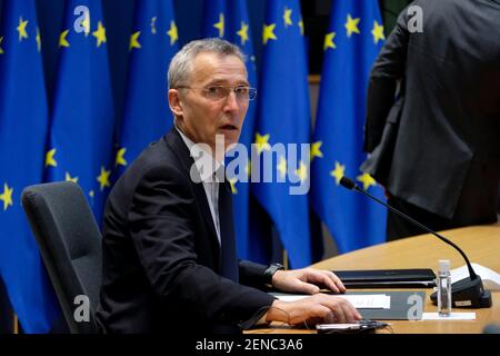 Bruxelles, Belgio. 26 Feb 2021. Il Segretario Generale della NATO Jens Stoltenberg partecipa a una videoconferenza sulla sicurezza e la difesa e sul vicinato meridionale dell'UE con i leader europei a Bruxelles, Belgio, il 26 febbraio 2021. Credit: ALEXANDROS MICHAILIDIS/Alamy Live News Foto Stock