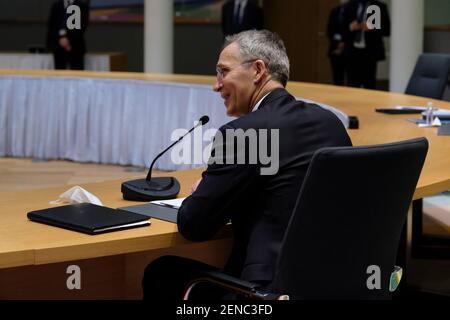 Bruxelles, Belgio. 26 Feb 2021. Il Segretario Generale della NATO Jens Stoltenberg partecipa a una videoconferenza sulla sicurezza e la difesa e sul vicinato meridionale dell'UE con i leader europei a Bruxelles, Belgio, il 26 febbraio 2021. Credit: ALEXANDROS MICHAILIDIS/Alamy Live News Foto Stock