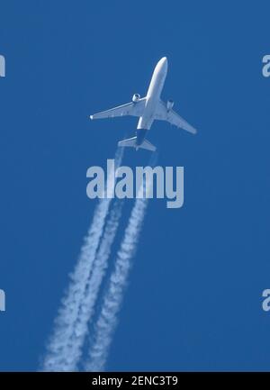 Wimbledon, Londra, Regno Unito. 26 febbraio 2021. Lufthansa Cargo McDonnell Douglas MD-11F vola su Londra a 35.000 piedi da Chicago in rotta per Francoforte. Credit: Malcolm Park/Alamy Live News. Foto Stock