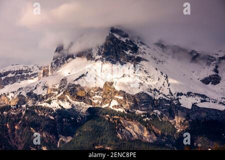 Vista delle cime del Monte Tête à l'Ane da Megève in una giornata invernale. Catena del massiccio del Monte Bianco vista dal lato francese. Foto Stock