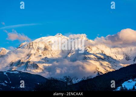 Massiccio del Monte Bianco immerso nelle nuvole in una giornata invernale. Catena del massiccio del Monte Bianco vista dal lato francese. Foto Stock