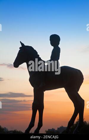 Kazakistan, Almaty, Respublika Alangy, sqaure cerimoniale creato dall'Unione Sovietica, Monumento all'Indipendenza, statua equestre Foto Stock