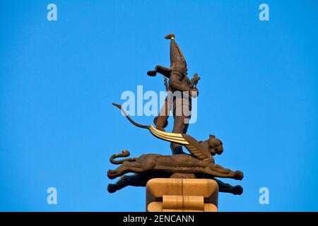 Kazakhstan, Almaty, Respublika Alangy, sovietico creato sqaure cerimoniale, Monumento all'Indipendenza, colonna di pietra sormontata con una replica di uomo d'oro s. Foto Stock