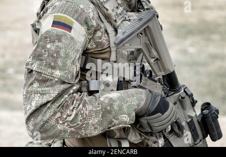 Soldato con fucile d'assalto e bandiera della Colombia su uniforme militare. Collage. Foto Stock