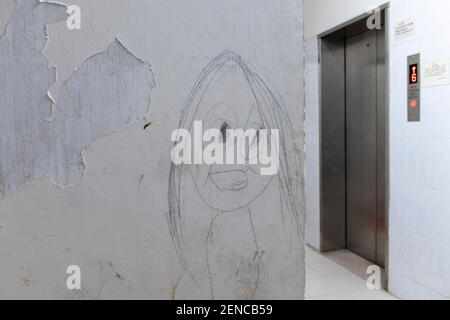 Hong Kong, Cina:06 Dic,2020. Schizzo sulla parete di un blocco residenziale derelict in North Point. Alamy Stock Image/Jayne Russell Foto Stock