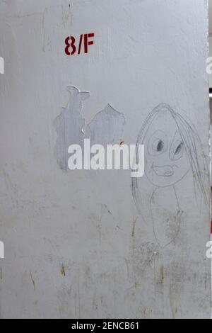 Hong Kong, Cina:06 Dic,2020. Schizzo sulla parete di un blocco residenziale derelict in North Point. Alamy Stock Image/Jayne Russell Foto Stock