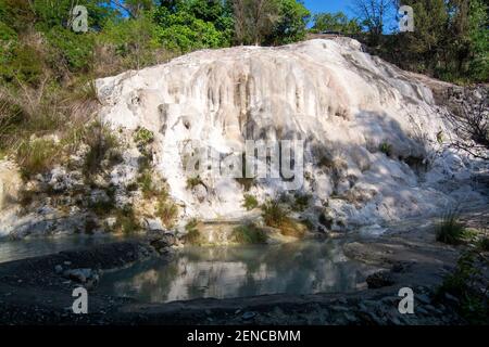 Bagni San Filippo ist ein Ortsteil von Castiglione d'Orcia in der Provinciz Siena, Region Toskana in Italien. Foto Stock