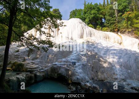 Bagni San Filippo ist ein Ortsteil von Castiglione d'Orcia in der Provinciz Siena, Region Toskana in Italien. Foto Stock