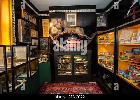 Pollock’s Toy Shop and Museum a Bloomsbury, Londra, che ha lanciato un crowdfunder per salvare l’azienda dalla chiusura permanente, Londra, Regno Unito Foto Stock