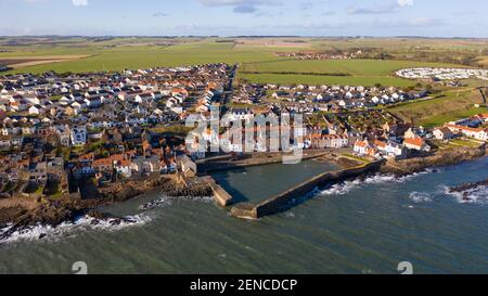 Veduta aerea del villaggio storico e del porto di Cellardyke a Neuk Est di Fife, Scozia Regno Unito Foto Stock