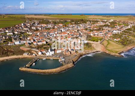 Veduta aerea del villaggio storico e del porto di Coral a est Neuk di Fife, Scozia Regno Unito Foto Stock