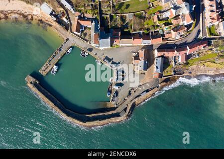 Veduta aerea del villaggio storico e del porto di Coral a est Neuk di Fife, Scozia Regno Unito Foto Stock