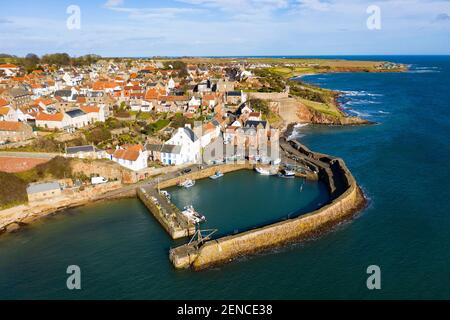 Veduta aerea del villaggio storico e del porto di Coral a est Neuk di Fife, Scozia Regno Unito Foto Stock