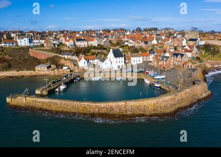 Veduta aerea del villaggio storico e del porto di Coral a est Neuk di Fife, Scozia Regno Unito Foto Stock