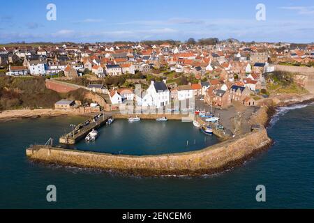 Veduta aerea del villaggio storico e del porto di Coral a est Neuk di Fife, Scozia Regno Unito Foto Stock