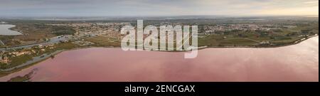 Panoramica aerea della città medievale di Aigues-Mortes e l'Etang de la Ville, in Petite Camargue, nel Gard, in Occitania, Francia Foto Stock