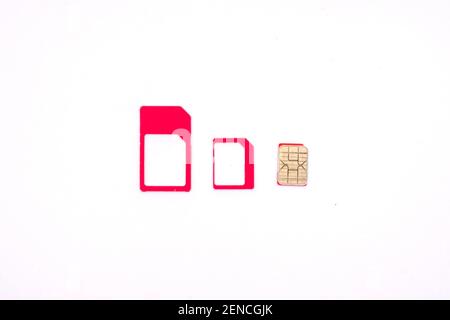 Modulo di identificazione del terminale radio o scheda SIM. Scheda SIM di diverse dimensioni isolata su sfondo bianco. Mini, micro, nano sim. Chip gsm. Foto Stock