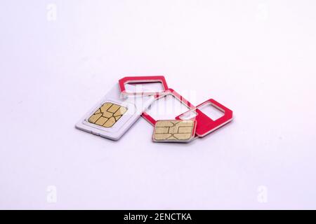 Modulo di identificazione del terminale radio o scheda SIM. Scheda SIM di diverse dimensioni isolata su sfondo bianco. Mini, micro, nano sim. Chip gsm. Foto Stock