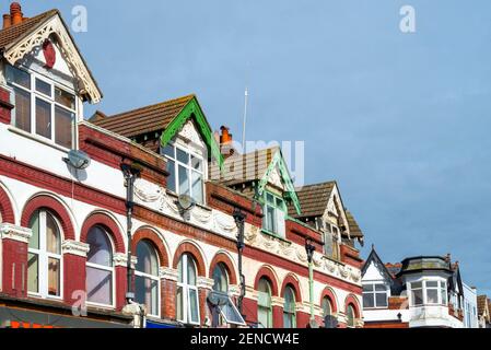 Proprietà, architettura in Hamlet Court Road, Westcliff on Sea, Essex, Regno Unito, che è originariamente una strada al dettaglio di epoca edoardiana. Fila di dormitori a timpano Foto Stock