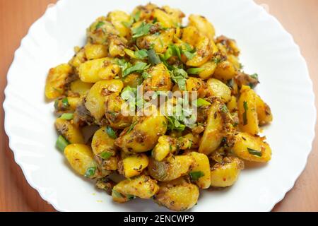 Aloo in stile nepalese indiano o ricetta Alu Fry servita su un piatto. Patate fritte, patate bollite e fritte ricetta Foto Stock