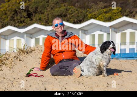 Poole, Dorset UK. 26 febbraio 2021. Tempo nel Regno Unito: Bella giornata di sole caldo con cielo blu e sole ininterrotto alle spiagge di Poole, mentre le persone si dirigono verso il mare per il loro esercizio quotidiano durante Lockdown 3. Credit: Carolyn Jenkins/Alamy Live News Foto Stock