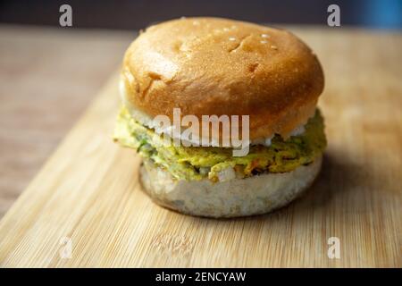 Primo piano di un delizioso hamburger con omelette. Hamburger all'uovo Foto Stock