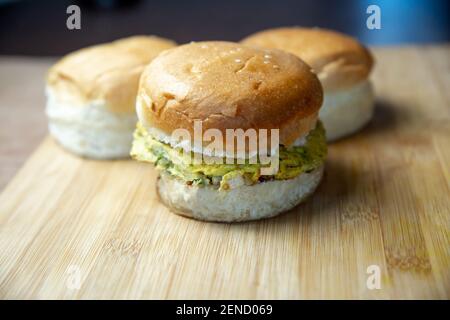 Primo piano di un delizioso hamburger con omelette. Hamburger all'uovo Foto Stock