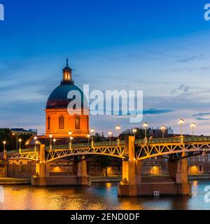 Pont Saint-Pierre e la cupola dell'ospedale la grave a Tolosa, al tramonto, in alta Garonna, in Occitanie, Francia Foto Stock