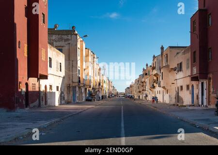 Essaouira, Marocco - 15 aprile 2016: Scena di strada in un quartiere residenziale della città di Essaouira, con la gente che cammina in una strada e colorfu Foto Stock