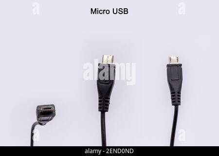 Cavo micro USB da diverse angolazioni isolato su sfondo bianco. Foto Stock