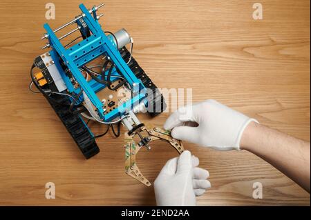 Tema del progetto di programmazione scientifica. Controllo manuale delle parti del robot da parte dello studente Foto Stock