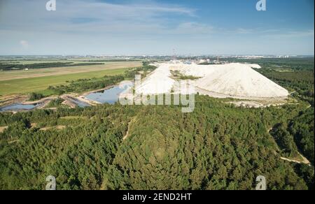 Lago di veleno con vista su droni aerei di montagna di rifiuti solidi Foto Stock