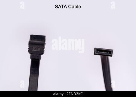 Cavo SATA da diverse angolazioni isolato su sfondo bianco. Foto Stock