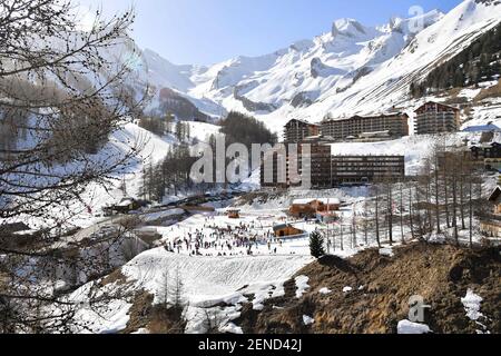 Illustrazione della stazione sciistica di Val d'Allos, la Foux, Alpes-de-Haute-Provence, Francia il 24 febbraio 2021. Per questa stagione invernale, nonostante gli impianti di risalita chiusi a causa delle restrizioni governative legate alla crisi sanitaria del Covid-19, non mancano le attività nelle Alpi meridionali per soddisfare giovani e vecchi. Gli amanti dello sci, delle racchette da neve, del kart su ghiaccio, dello snowboard o anche dello sledding su rotaie sono i preferiti da chi vuole godersi la neve. Foto di Lionel Urman/ABACAPRESS.COM Foto Stock