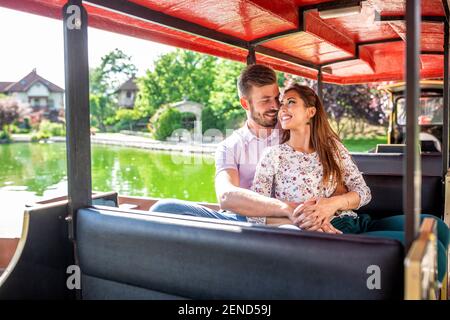 Il vero amore non è un nascondiglio e cerca il gioco: Nel vero amore, entrambi gli amanti si cercano l'un l'altro, il concetto di amore Foto Stock