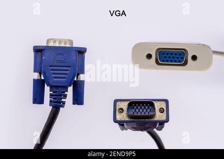 Connettore maschio e femmina per cavo VGA. Connettore per monitor VGA blu isolato su sfondo bianco. Foto Stock