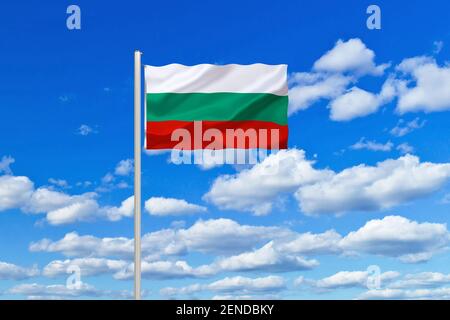 Flagge von Bulgarien, blauer Himmel, Cumulus Wolken, Republik a Südosteuropa, Balcani, Balkanhalbinsel, Foto Stock