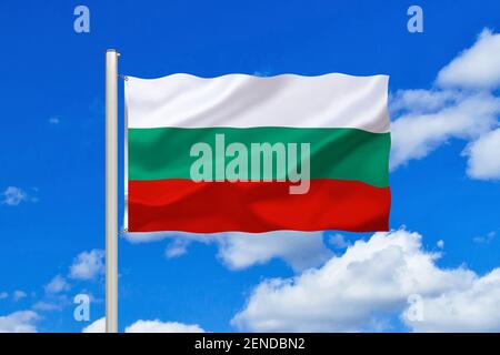 Flagge von Bulgarien, blauer Himmel, Cumulus Wolken, Republik a Südosteuropa, Balcani, Balkanhalbinsel, Foto Stock