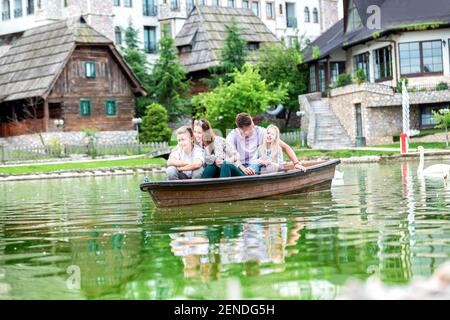 Famiglia di quattro persone in una barca che si è molto tempo Foto Stock