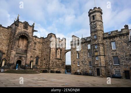 Esterno del Palazzo reale e del Memoriale Nazionale di Guerra Scozzese da Crown Square al Castello di Edimburgo, Edimburgo, Scozia, Regno Unito Foto Stock