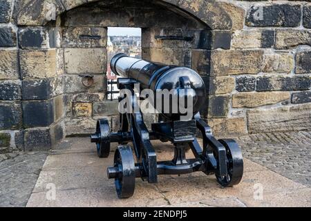 Cannon si affaccia sul Castello Esplanade sulla Half Moon Battery al Castello di Edimburgo, Edimburgo, Scozia, Regno Unito Foto Stock