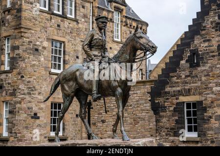 Statua equestre in bronzo del Field Marshal Earl Haig al di fuori del National War Museum in Hospital Square al Castello di Edimburgo, Edimburgo, Scozia, Regno Unito Foto Stock